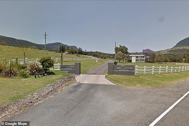 Das Trio floh am Sonntag aus dem Palen Creek Correctional Centre (im Bild), etwa 100 Kilometer südwestlich von Brisbane.  Die Polizei fordert jeden, der die Insassen entdeckt, auf, sich den Männern nicht zu nähern, sondern die Dreifachnull zu rufen