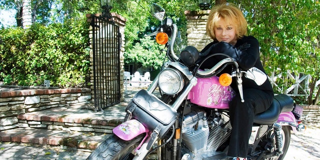 Ann-Margret sitzt auf ihrer Harley-Davidson