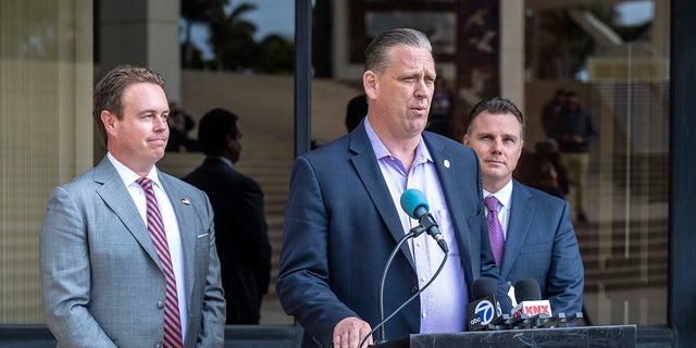 Der Bürgermeister von Huntington Beach lehnt die Wohnungsbauvorschriften von Newsom ab