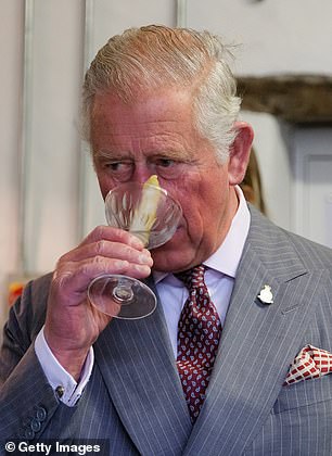 Der König probierte Hepple Gin während seines Besuchs in der Hepple Gin-Brennerei der Moorland Spirit Company Ltd. in Morpeth