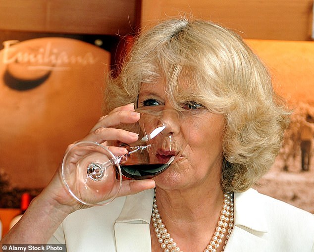 Königin Camilla trinkt am liebsten Rotwein.  Im Bild: Die Königin bei einem Besuch in einem chilenischen Weinberg