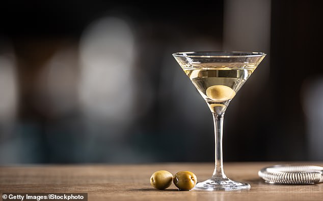 Das Lieblingsgetränk des Königs ist ein Martini, halb Gin und halb trockener Wermut, garniert mit einer Oliven- oder Zitronenscheibe (Archivbild)