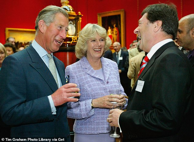 Erheben Sie ein Glas: König Charles und Königin Camilla mit Fernsehmoderator Alan Titchmarsh im Jahr 2005