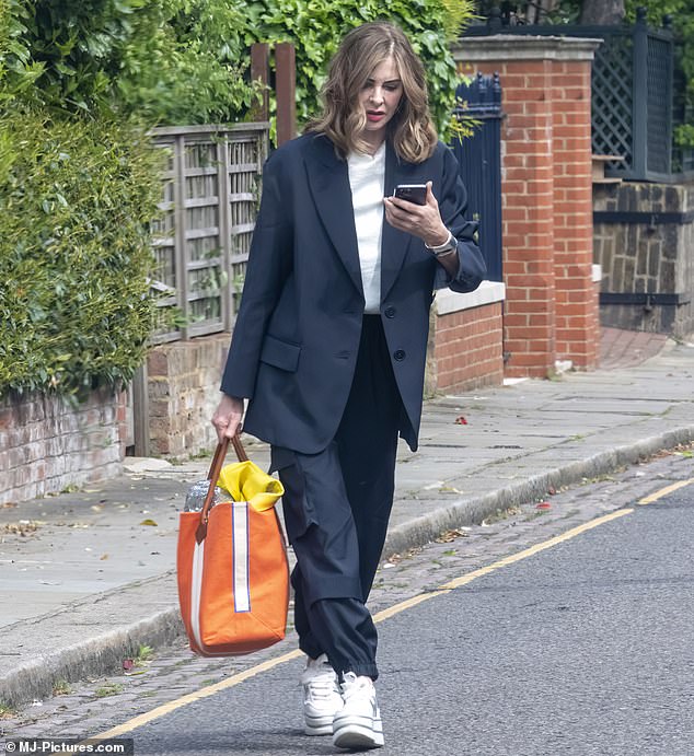 Spaziergang: Die Unternehmerin und Mode- und Makeover-Expertin trug einen blauen Blazer und eine passende Hose, als sie durch West-London schlenderte