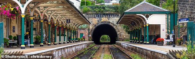 „Der Bahnhof ist eine hübsche, viktorianische Anlage, die eine Nische in dem Hügel einnimmt, der sich vom Fluss Nidd erhebt“, schreibt Andrew
