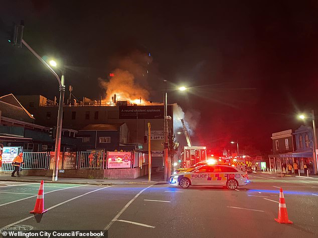 Kurz vor 12:30 Uhr wurden Feuerwehr- und Rettungskräfte zum Loafers Lodge Hostel in der Adelaide Road gerufen, um einen Brand im obersten Stockwerk zu bekämpfen