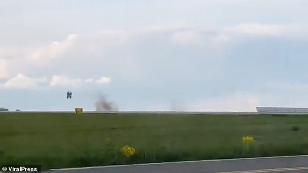 Im Bild: Eines der Hinterrad-Bogeys des Flugzeugs springt am Sonntag in die Luft