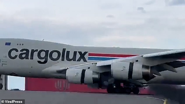 Im Bild: Rauch steigt hinter der Cargolux Boeing 747 auf, nachdem sie am Sonntag gelandet ist.  Eines seiner vier Hinterrad-Bogeys riss ab, als sie auf dem Asphalt aufschlugen