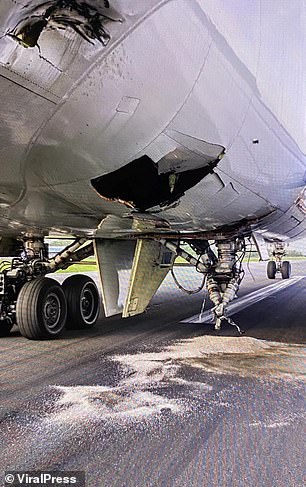 Die Folgen des „bedeutenden Landungsvorfalls“ sind am Sonntag abgebildet.  Links: Das beschädigte Fahrwerk hängt unter dem Flugzeug