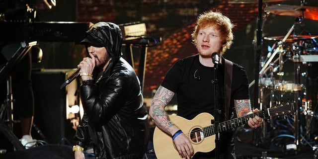 Eminem und Ed Sheeran treten auf der Bühne auf