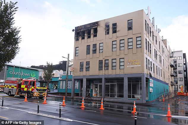 Nach einem tödlichen Brand in Wellington sind am Gebäude des Loafers Lodge Hostels Schäden zu sehen