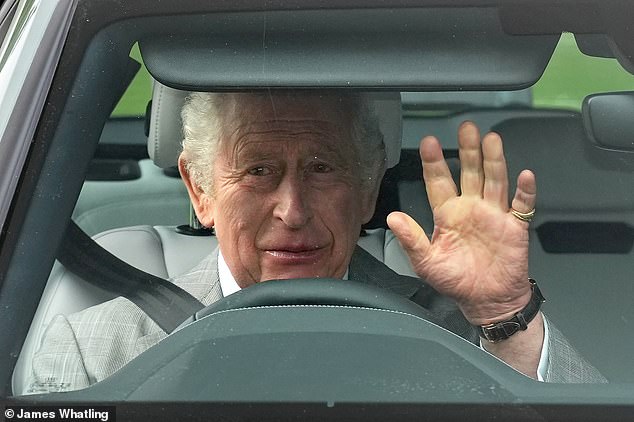 König Karl III. wurde heute Morgen dabei gesehen, wie er in einem königlichen Wagen zur Kirche fuhr. Er besuchte den Gottesdienst der St. Mary Magdalene Church in der Nähe des Sandringham-Anwesens in Norfolk