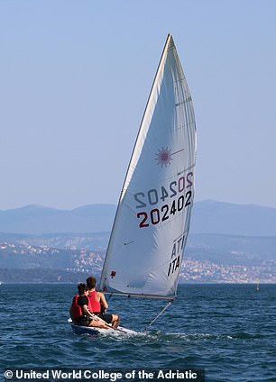 An der Hochschule werden Aktivitäten angeboten, darunter Segeln und Kajakfahren rund um die italienische Küste, an der die Hochschule liegt