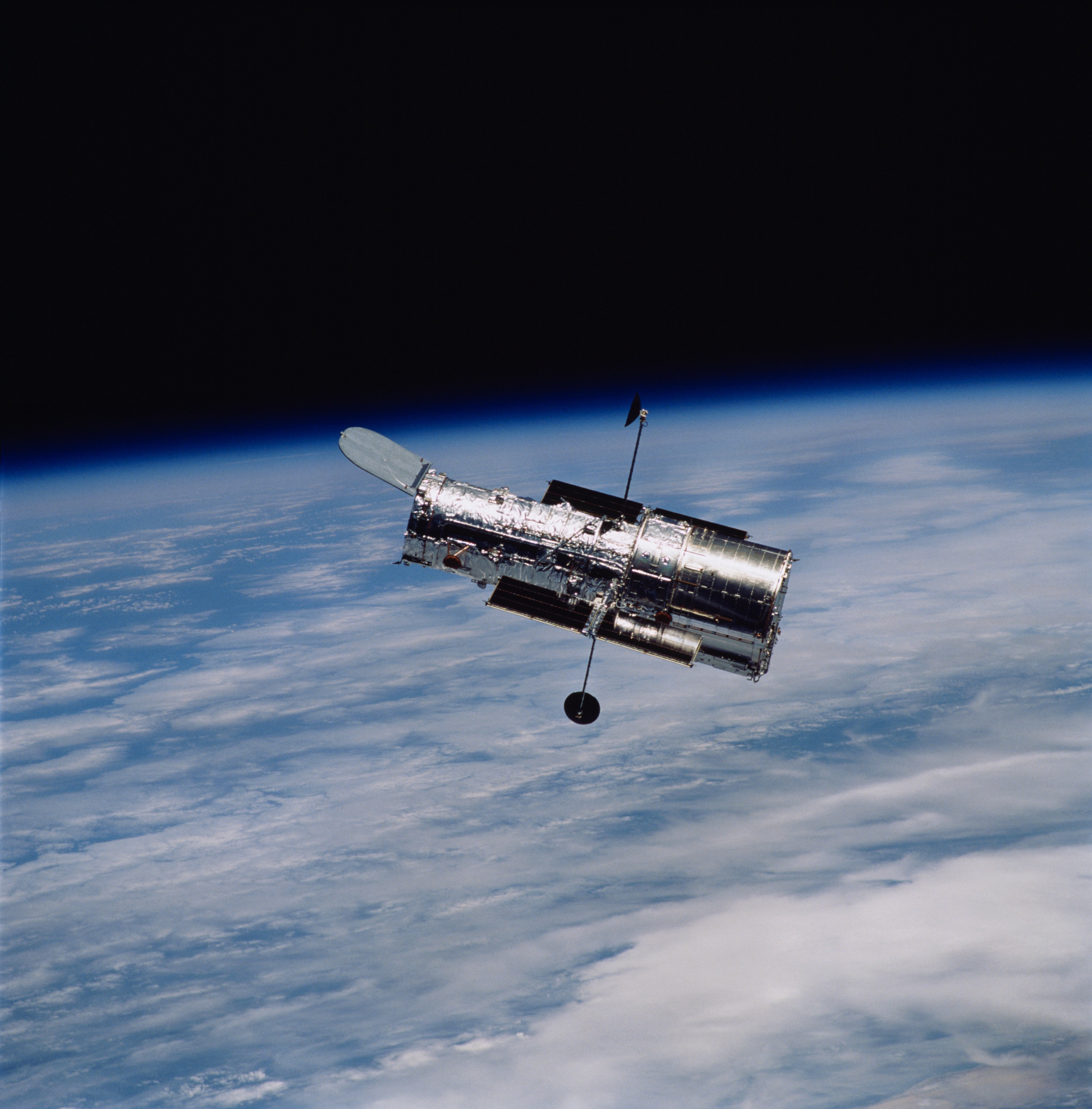 Das Hubble-Weltraumteleskop im Orbit über der Erde