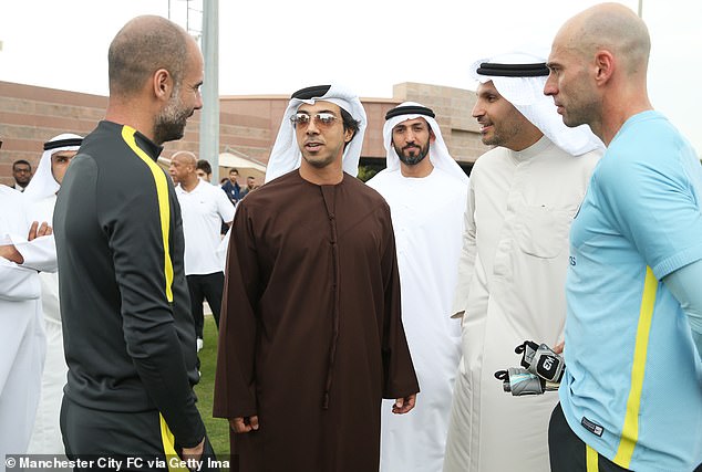 Manager Pep Guardiola spricht vor einigen Jahren bei einem Besuch in Abu Dhabi mit dem Vorsitzenden der Stadt, Khaldoon Al Mubarak