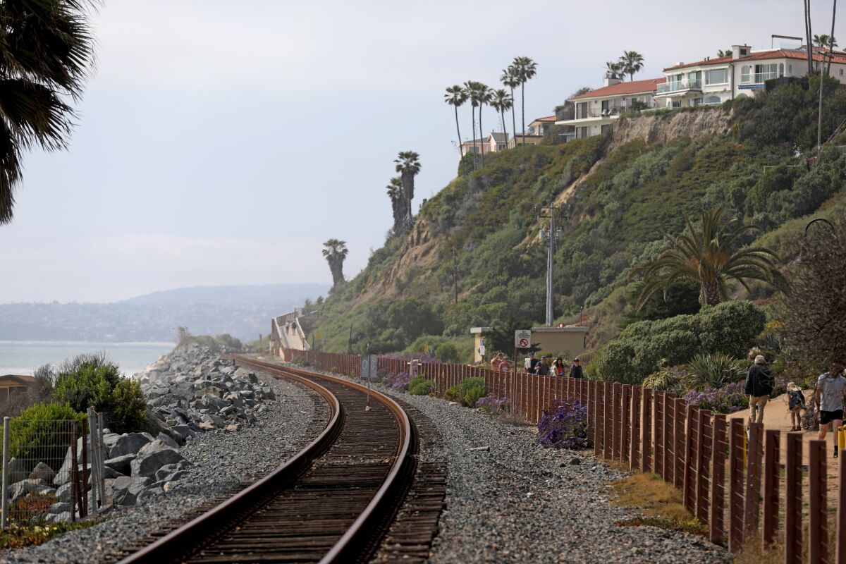 Eine beliebte Personeneisenbahn schlängelt sich am Fuße der San-Clemente-Klippen entlang. 