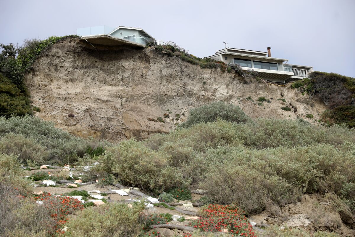 Erosion entlang der Küstenklippen von Orange County gefährdet Häuser. 