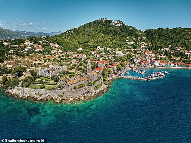 Radeln Sie durch von Pinien beschattete Wege auf Lopud, einer der größten Inseln im kroatischen Elaphiten-Archipel (oben)