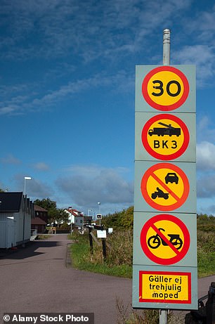 Schilder auf Vrango warnen vor dem Fahren motorisierter Fahrzeuge