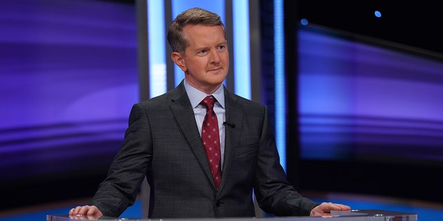 Ken Jennings moderiert Jeopardy!