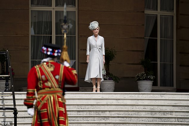 Sophie im Bild auf den Gartenstufen des Buckingham Palace, bevor die Party heute Nachmittag begann