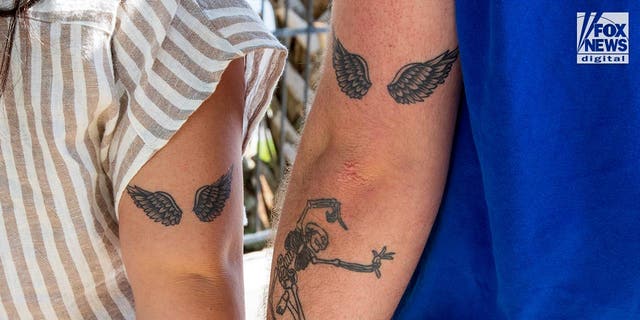 Madison Brooks-Helden mit passenden Engelsflügel-Tattoos auf ihren Armen