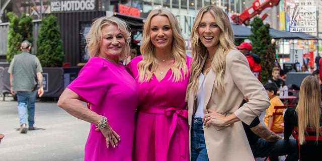 Mandy Le Blanc, Ashley Baustert und Jenny Reimold posieren für ein Foto in New York, New York