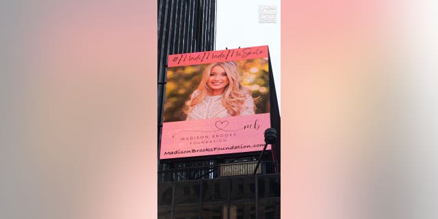 Auf dem Times Square ist eine Werbetafel der Madison Brooks Foundation zu sehen