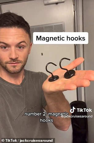 Jack hat einen raffinierten Trick, um den Platz in seiner Kabine optimal zu nutzen: Er verwendet magnetische Haken, um seine Sachen aufzubewahren