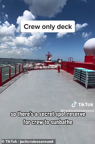 Jack filmt den „geheimen“ Sonnenplatz für die Crew auf dem Oberdeck des Schiffes