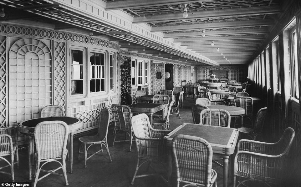 Das Passagierschiff, das der White Star Line gehört und von ihr betrieben wird, stach am 10. April 1912 zu ihrer Jungfernfahrt von Southampton nach New York in See. Im Bild: Cafe Parisien an Bord der Titanic
