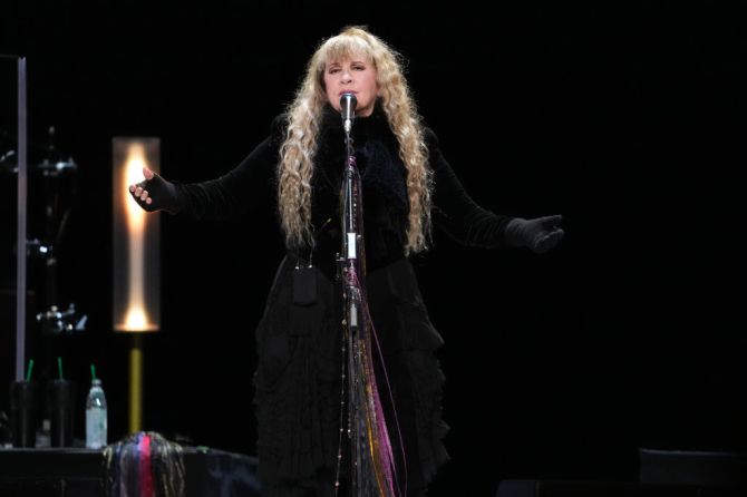 INGLEWOOD, KALIFORNIEN – 10. MÄRZ: Stevie Nicks tritt am 10. März 2023 auf der Bühne des SoFi-Stadions in Inglewood, Kalifornien, auf.  (Foto von Kevin Mazur/Getty Images für Billy Joel & Stevie Nicks)