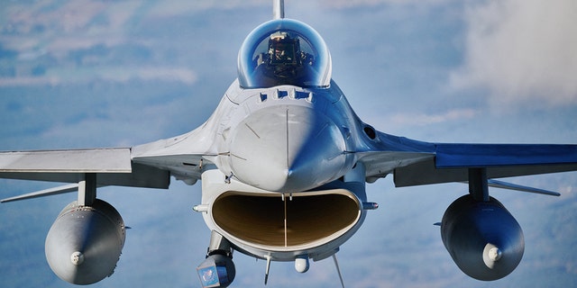 Ein vergrößertes Foto eines F-16-Kampfflugzeugs