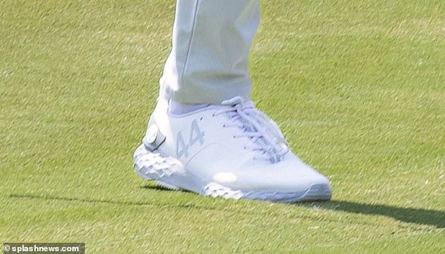Die Ziffern auf seinen Schuhen waren noch dezenter und erschienen auf den weißen Schuhen in einem kaum sichtbaren Grau