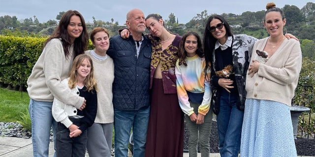 Bruce Willis, Emma Willis, Demi Moore und ihre Kinder posieren für ein Foto, während sie seinen Geburtstag feiern