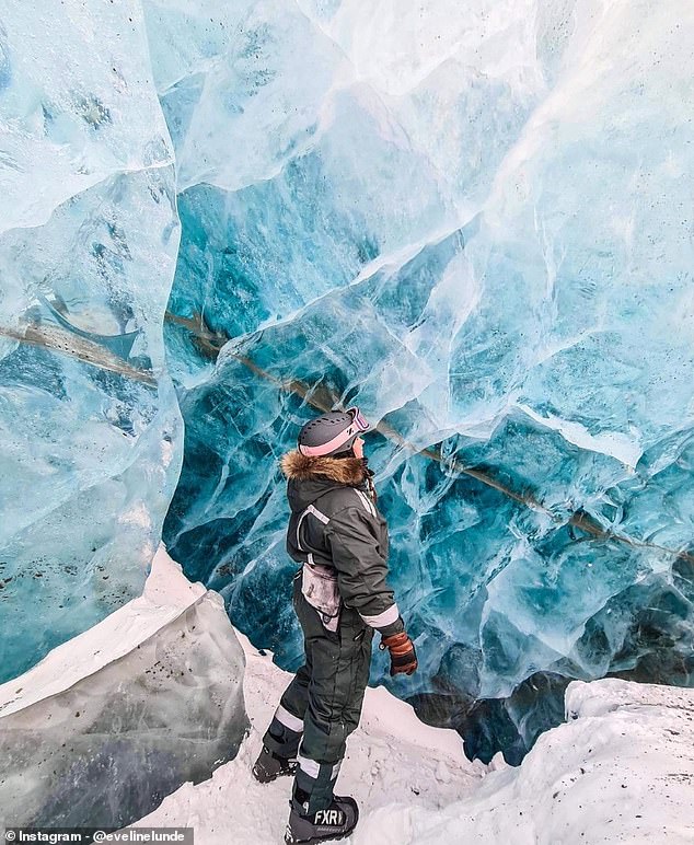 Fotos, die auf Evelines Instagram-Konto @evelinelunde gepostet wurden, zeigen sie in der passenden Ausrüstung, während sie eine Reihe jenseitiger Eisformationen erkundet