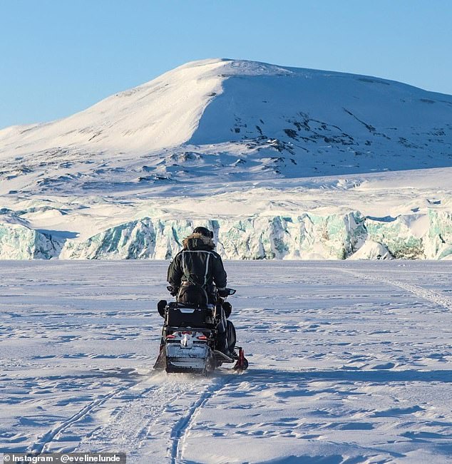Anstatt auf der Straße zu reisen, sagt Eveline, kommen die Bewohner Spitzbergens im Allgemeinen mit Schneemobilen herum
