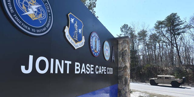 Am 13. April 2023 fährt ein Militärfahrzeug auf den Joint Base Cape Cod zu, wo der Massachusetts Air National Guardsman Jack Teixeira arbeitete