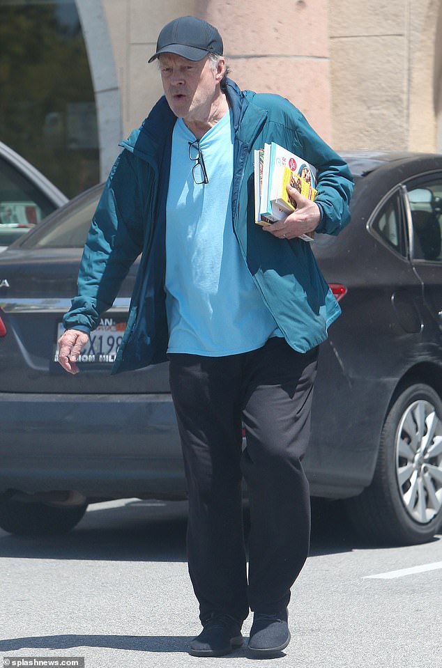 Schultz, der Captain HM „Howling Mad“ Murdock spielte, wurde auf dem Weg zu seinem örtlichen Barnes and Noble gesichtet, um ein paar Rezeptbücher abzuholen