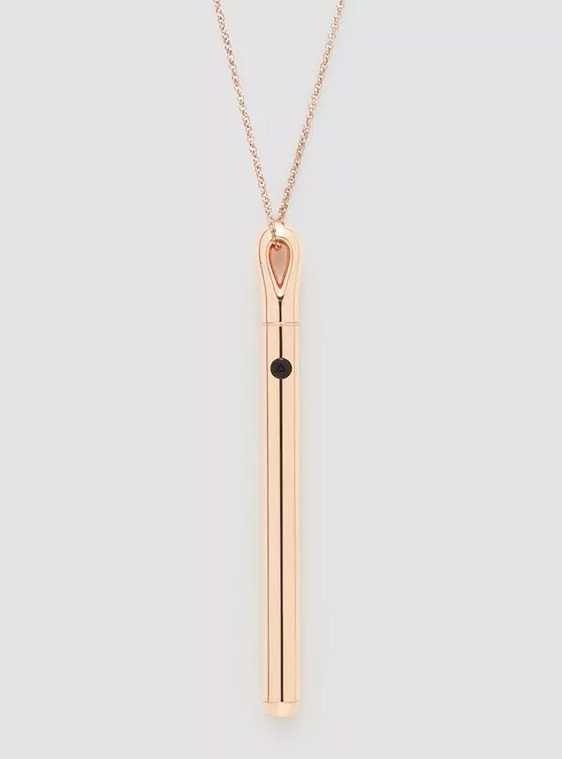 Der Lovehoney Dare Discreet Necklace Vibrator selbst, der 97,45 $ kostet, sieht eher wie ein luxuriöser Stift oder langer Anhänger als wie ein Lustgerät aus