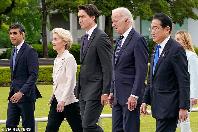 Der G7-Gipfel begann am Freitagmorgen in Hiroshima mit (von links) dem britischen Premierminister Rishi Sunak, der Präsidentin der Europäischen Kommission Ursula von der Leyen, dem kanadischen Premierminister Justin Trudeau, Präsident Joe Biden, dem japanischen Premierminister Fumio Kishida und der italienischen Premierministerin Giorgia Meloni der Friedensgedenkpark