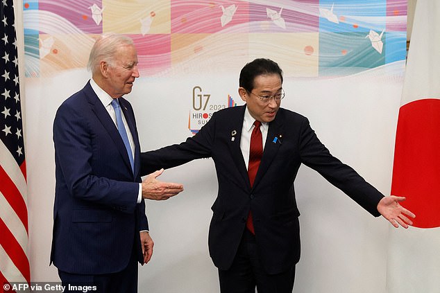 US-Präsident Joe Biden (l.) wird am Donnerstag von Japans Premierminister Fumio Kishida (r.) begrüßt, als die Staats- und Regierungschefs zum G7-Gipfel in Hiroshima eintreffen