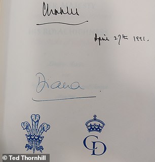 Eine Seite aus dem königlichen Gästebuch mit den Unterschriften von Charles und Diana