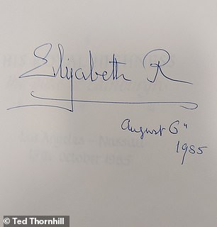 Das königliche Gästebuch wird von Mitgliedern der königlichen Familie bei Flügen mit BA unterzeichnet.  Oben ist die Unterschrift der Königinmutter zu sehen, die 1985 einen Concorde-Flug durch Großbritannien erhielt