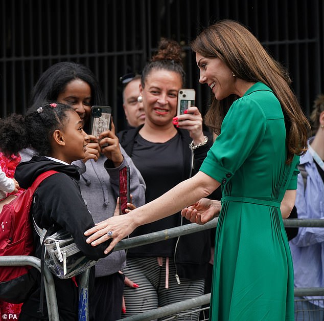 Der Prinz und die Prinzessin von Wales haben diese Woche ihr Engagement für psychische Gesundheit gezeigt: Kate Middleton, 41, strahlte, als sie am Donnerstag königliche Fans in Anna Freuds Londoner Basis begrüßte