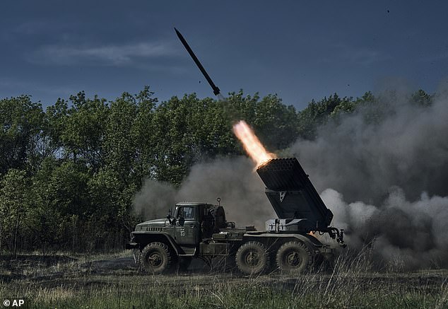 Ein Grad-Mehrfachraketenwerfer der ukrainischen Armee feuert am Mittwoch Raketen auf russische Stellungen an der Frontlinie in der Nähe von Bachmut in der Ukraine ab