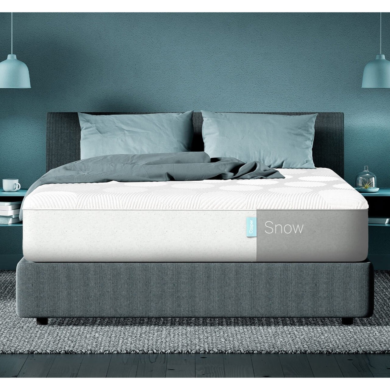 Casper Snow Matratze (Queen), weiße Matratze auf grauem Bettgestell mit blauen Laken im Schlafzimmer mit blauen Wänden