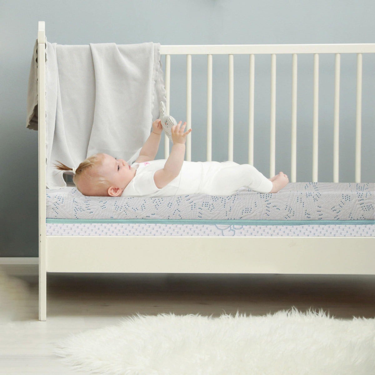 SleepOvation Babymatratze, weißes Kinderbett mit Matratze im Schlafzimmer