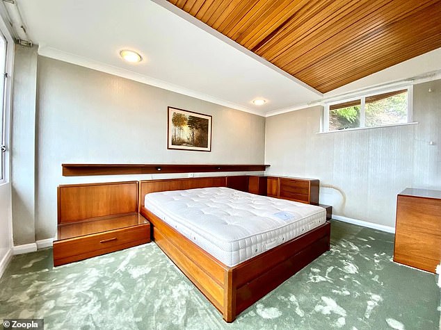 Dieses Doppelzimmer verfügt über Lamellenpaneele an der Decke in der gleichen Holzfarbe wie die Möbel