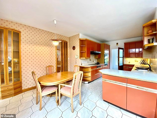 Die Küche bietet Platz für einen Esstisch und könnte umgestaltet werden, um sie zum Herzstück eines modernen Zuhauses zu machen